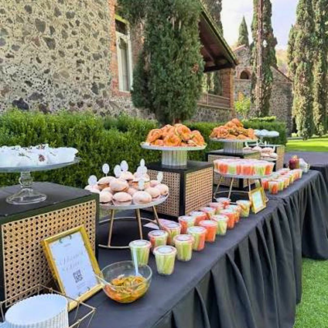 Mesa de bocadillos dulces y salados