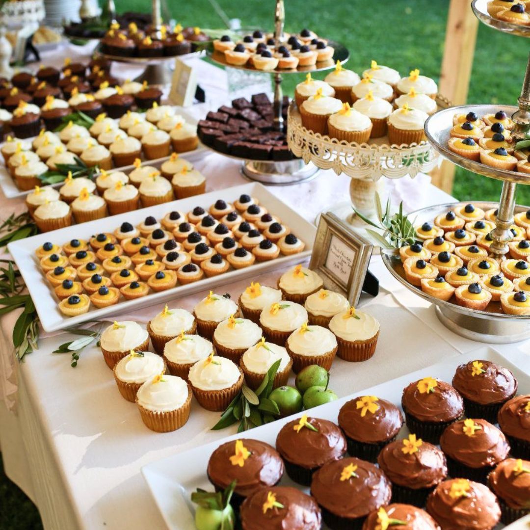 Montaje elegante de bocadillos para invitados