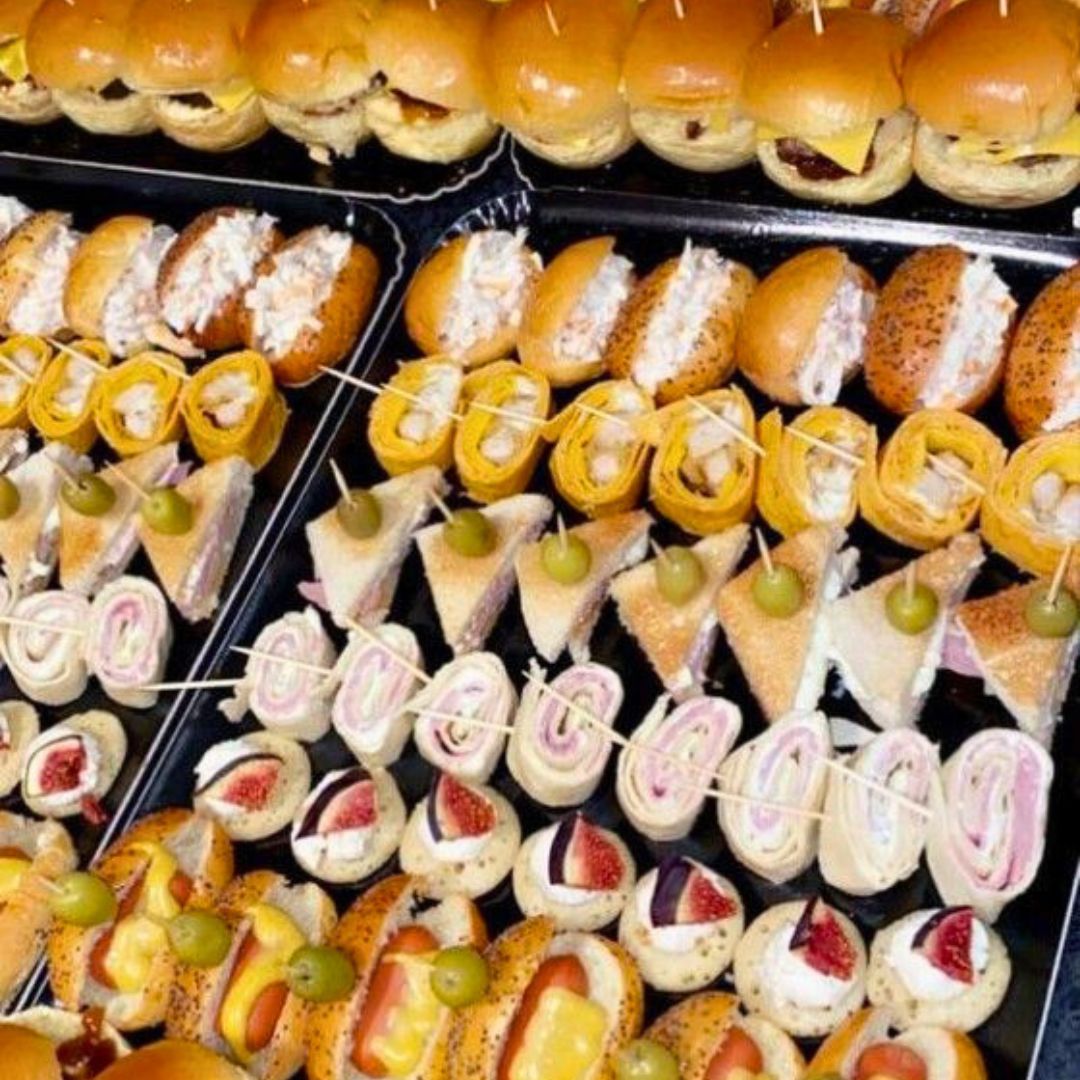 Personal sirviendo bocadillos en un evento